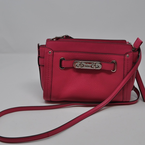 Coach Handbags - COACH Swagger Crossbody Bag w/ wristlet strap